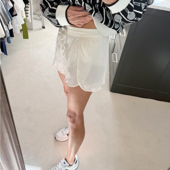 Preowned Lululemon Negative Split Textured Run Short 2.5" Cream Shorts Small - Picture 6 of 7